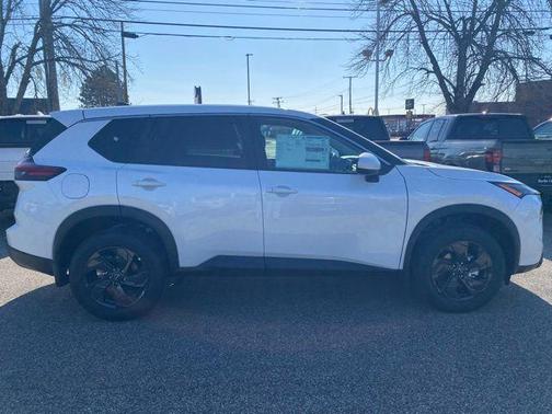 Everest White Pearl Tricoat 2026 Nissan Rogue SV