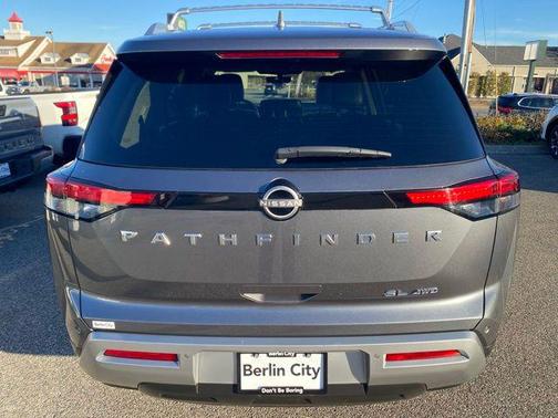 2024 Nissan Pathfinder SL 4WD