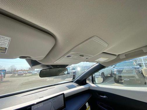 Everest White Pearl Tricoat/Black 2026 Nissan Leaf SV+