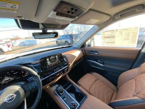 2025 Nissan Pathfinder Platinum 4WD