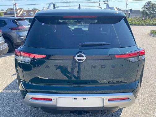 2025 Nissan Pathfinder SL 4WD