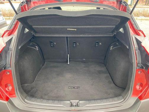 Cayenne Red/Super Black 2020 Nissan Kicks SV