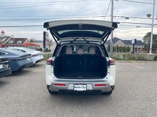 Pearl White Tricoat 2024 Nissan Pathfinder SL 4WD
