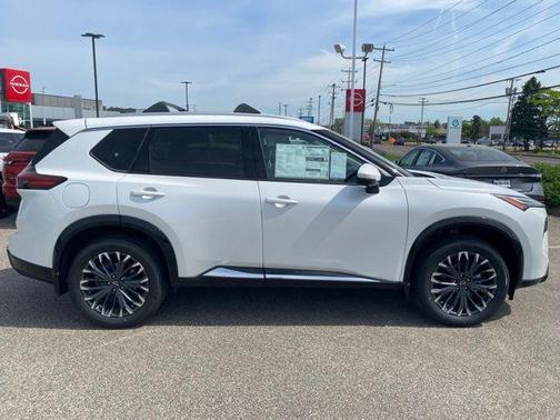 Everest White Pearl Tricoat 2026 Nissan Rogue Platinum
