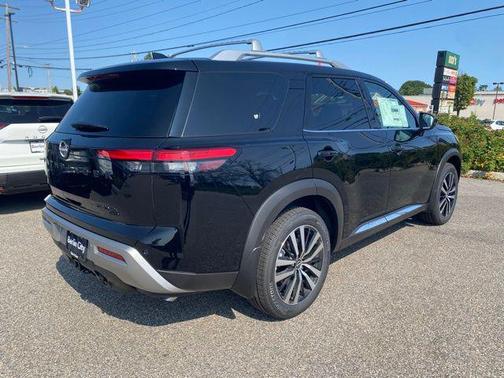 2025 Nissan Pathfinder Platinum 4WD