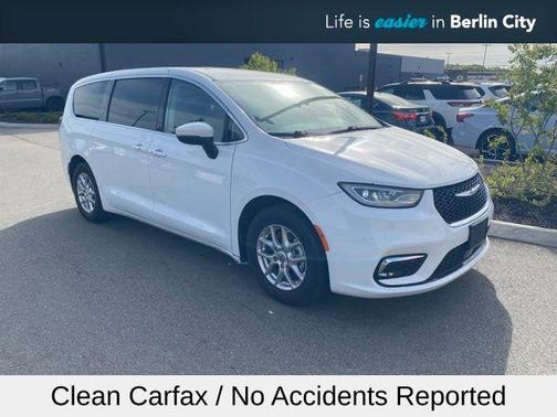 Bright White Clearcoat 2023 Chrysler Pacifica Touring L