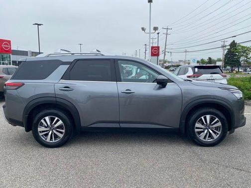 2023 Nissan Pathfinder SL 4WD