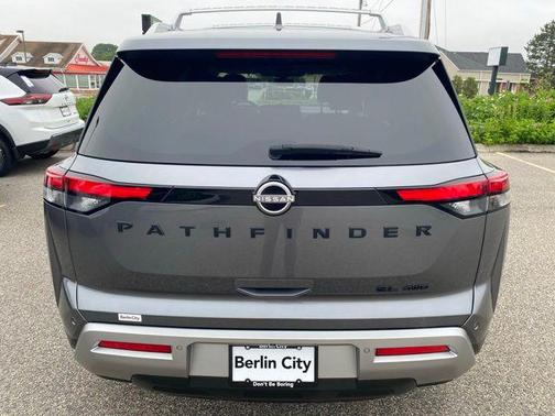 2023 Nissan Pathfinder SL 4WD