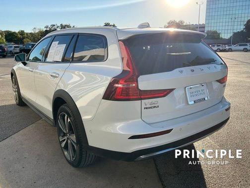2025 Volvo V60 Cross Country B5 Plus