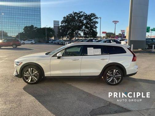 2025 Volvo V60 Cross Country B5 Plus