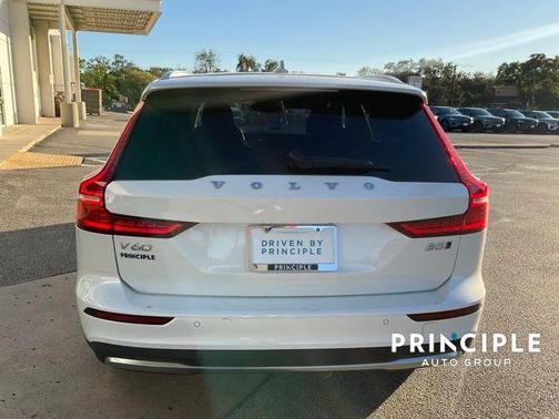 2025 Volvo V60 Cross Country B5 Plus