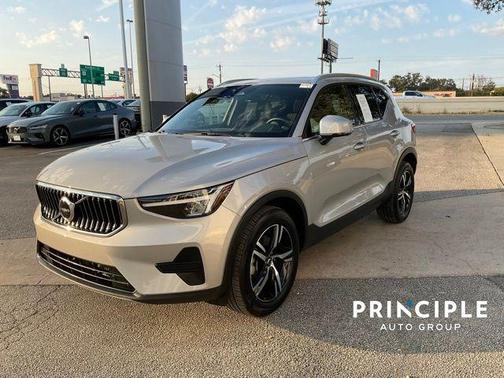 2025 Volvo XC40 B5 Core Bright Theme