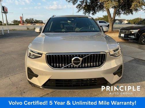 2025 Volvo XC40 B5 Core Bright Theme