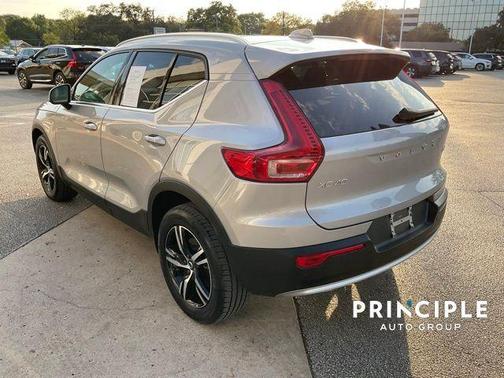 2025 Volvo XC40 B5 Core Bright Theme