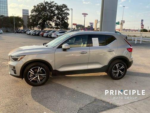 2025 Volvo XC40 B5 Core Bright Theme