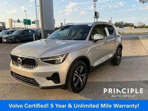 2025 Volvo XC40 B5 Core Bright Theme