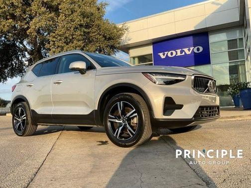 2025 Volvo XC40 B5 Core Bright Theme