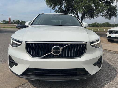2025 Volvo XC40 B5 Plus Bright Theme