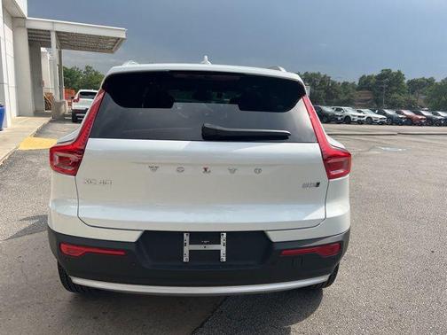 2025 Volvo XC40 B5 Plus Bright Theme