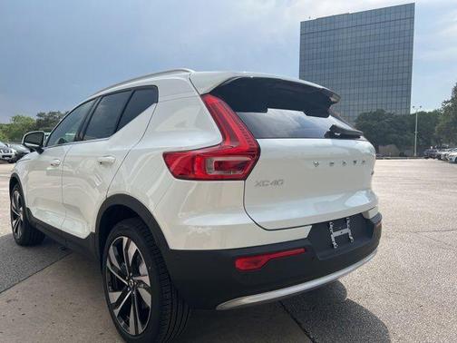 2025 Volvo XC40 B5 Plus Bright Theme