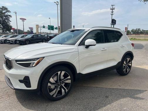 2025 Volvo XC40 B5 Plus Bright Theme