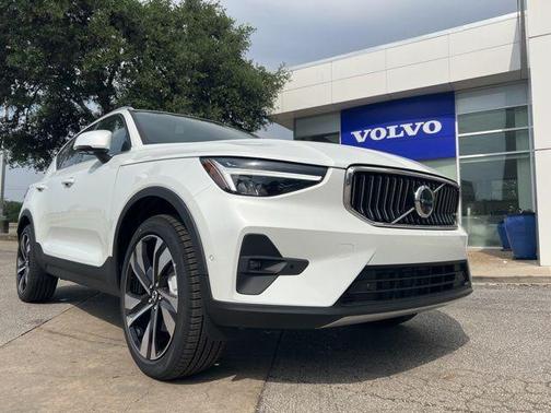 2025 Volvo XC40 B5 Plus Bright Theme