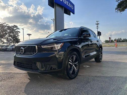 2025 Volvo XC40 B5 Core Bright Theme