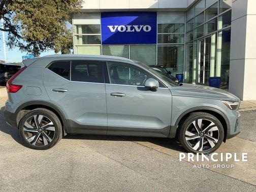 2023 Volvo XC40 B4 Ultimate Bright Theme