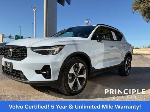 2025 Volvo XC40 B5 Plus Dark Theme