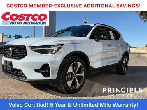 2025 Volvo XC40 B5 Plus Dark Theme