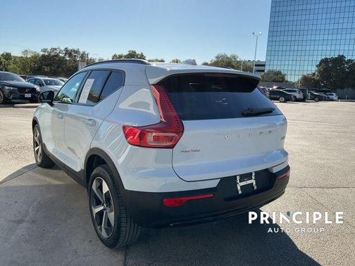 2025 Volvo XC40 B5 Plus Dark Theme