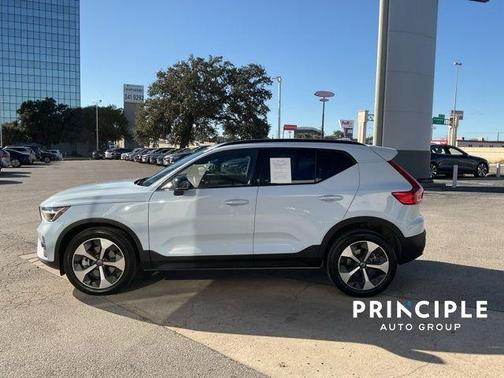 2025 Volvo XC40 B5 Plus Dark Theme