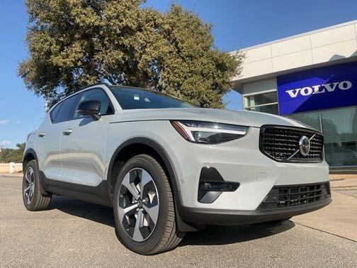 2025 Volvo XC40 B5 Plus Dark Theme