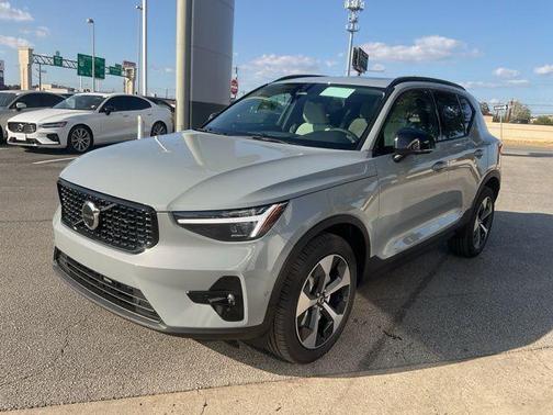 2025 Volvo XC40 B5 Plus Dark Theme