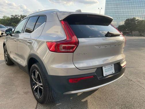 2025 Volvo XC40 B5 Core Bright Theme