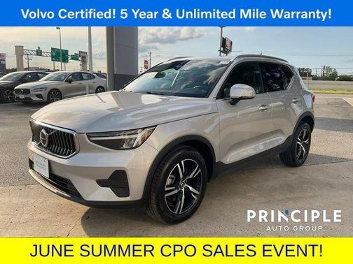 2025 Volvo XC40 B5 Core Bright Theme