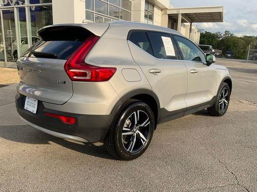 2025 Volvo XC40 B5 Core Bright Theme