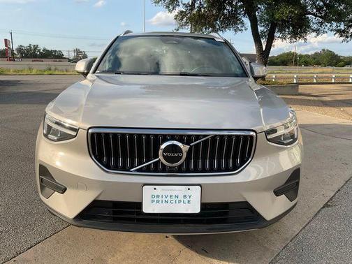 2025 Volvo XC40 B5 Core Bright Theme