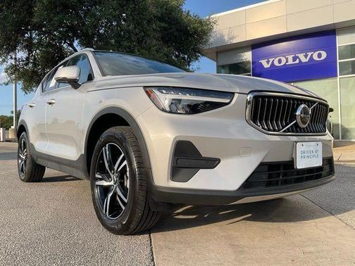 2025 Volvo XC40 B5 Core Bright Theme