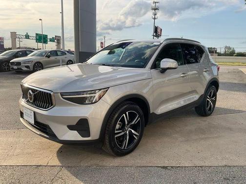 2025 Volvo XC40 B5 Core Bright Theme