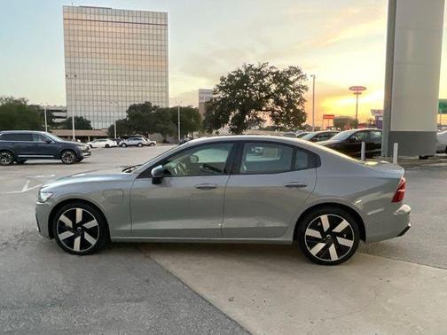 2024 Volvo S60 Recharge Plug-In Hybrid T8 Ultimate Dark Theme