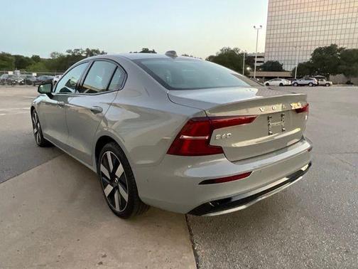 2024 Volvo S60 Recharge Plug-In Hybrid T8 Ultimate Dark Theme
