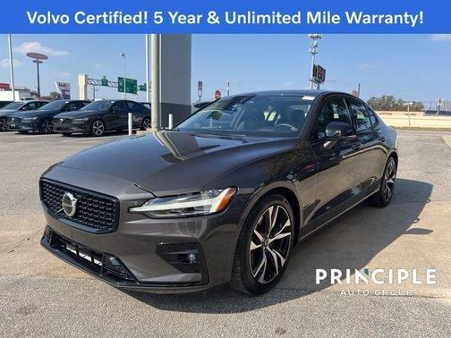 2024 Volvo S60 B5 Core Dark Theme