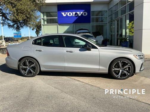 2023 Volvo S60 Recharge Plug-In Hybrid T8 Plus Dark Theme