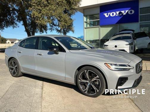 2023 Volvo S60 Recharge Plug-In Hybrid T8 Plus Dark Theme