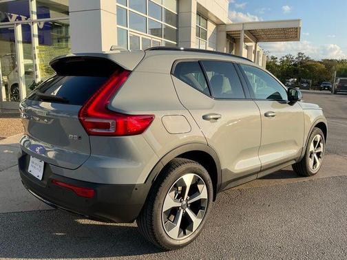 2026 Volvo XC40 B5 Plus