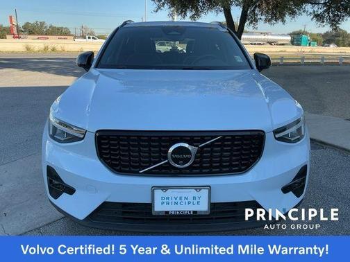 2025 Volvo XC40 B5 Plus Dark Theme