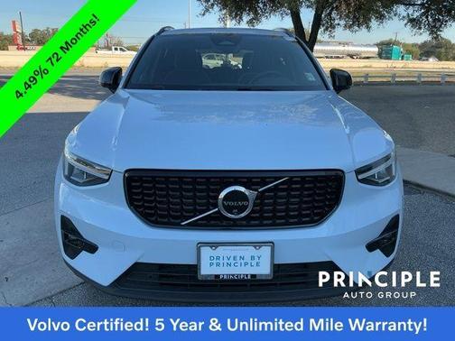 2025 Volvo XC40 B5 Plus Dark Theme