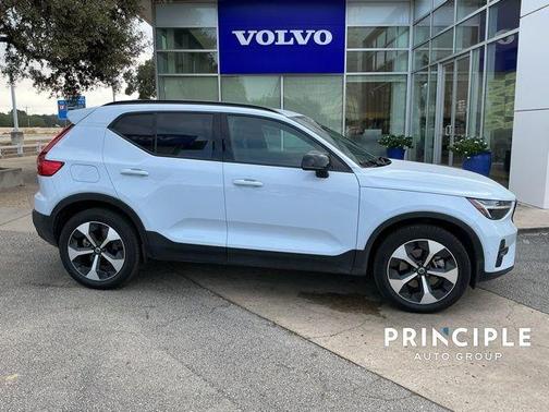 2025 Volvo XC40 B5 Plus Dark Theme