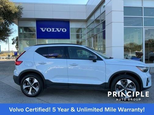 2025 Volvo XC40 B5 Plus Dark Theme